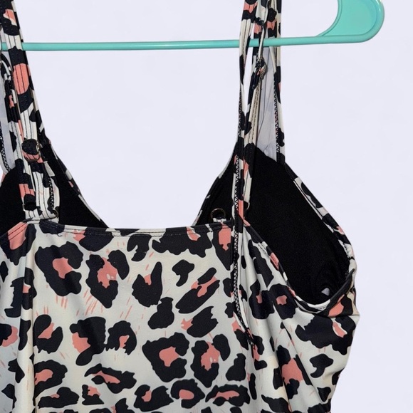 Chic Leopard Print One Piece Swimsuit - Picture 2 of 3